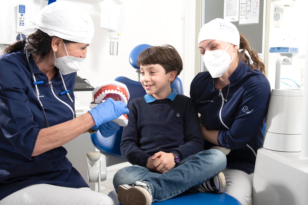 Dentiste dello Studio Gasparini e Villani con bambino paziente